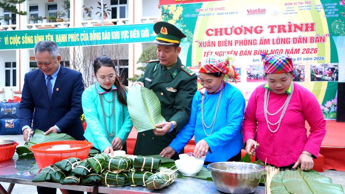 Gói bánh chưng xanh là nét đẹp văn hóa truyền thống, thắt chặt tình quân dân nơi biên giới Sơn Vĩ.