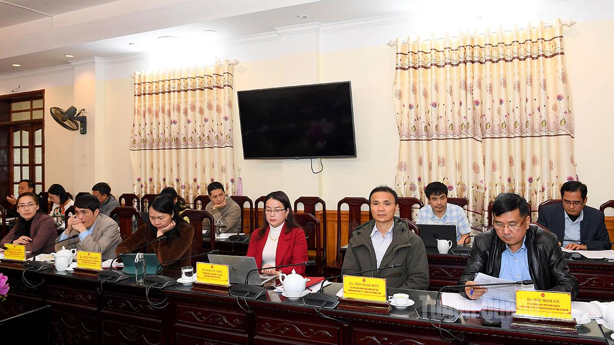 Đồng chí Phó Chủ tịch Thường trực HĐND tỉnh Hầu Minh Lợi và lãnh đạo các Ban HĐND tỉnh dự họp.