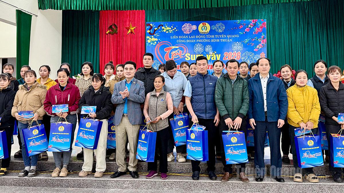 Các đại biểu tặng quà đoàn viên, người lao động tại chương trình.