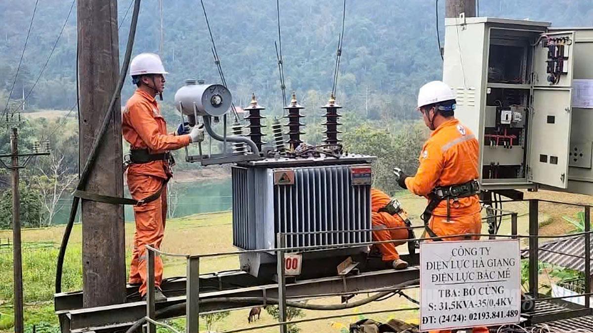 Đội Quản lý điện lực khu vực Bắc Mê kiểm tra hệ thống lưới điện.