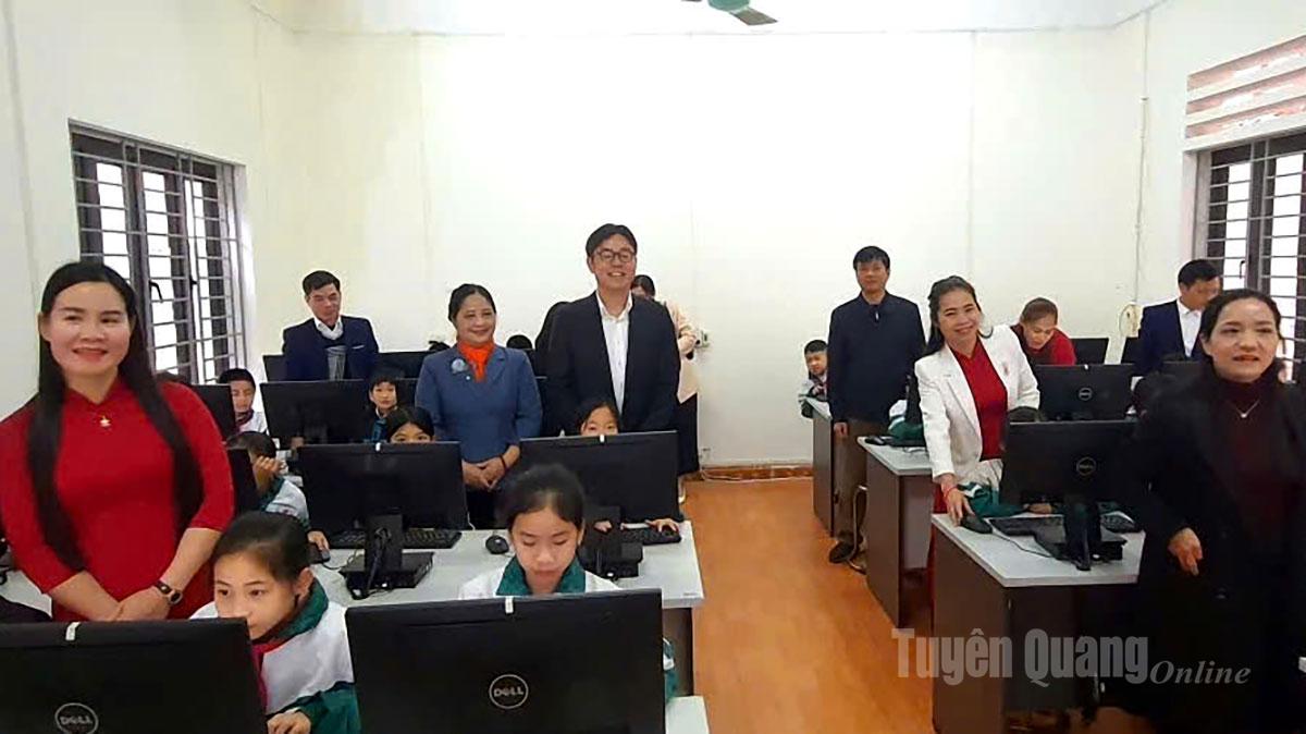 Các đại biểu và các em học sinh trong phòng máy tính mới do Công ty Honda Việt Nam trao tặng.