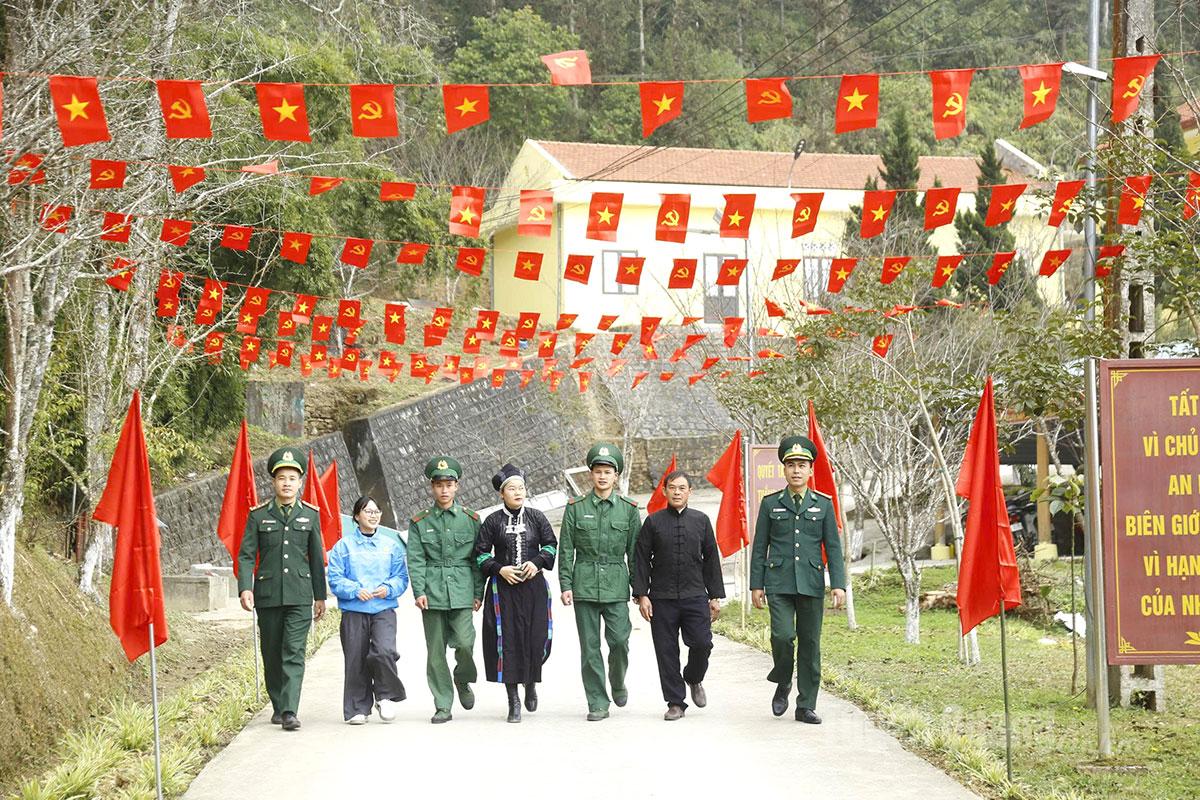 Đồn Biên phòng cửa khẩu Xín Mần rực rỡ cờ hoa chào mừng Đại hội Đảng toàn quốc. Ảnh: Văn Long
