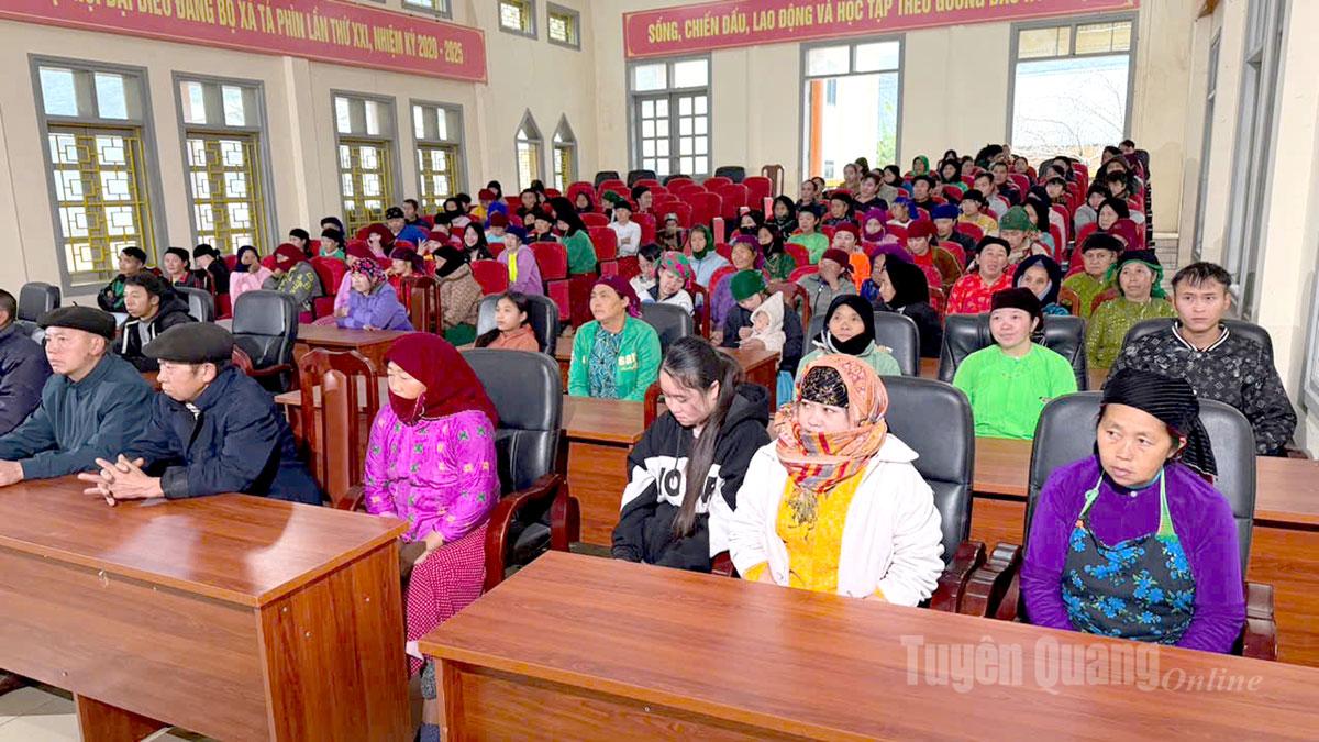 Cán bộ, nhân dân thôn Tả Phìn A, xã Đồng Văn theo dõi Đại hội. Ảnh: My Ly