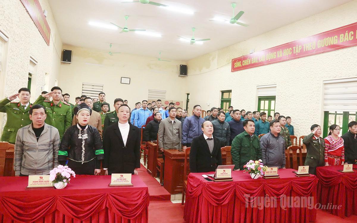 Cán bộ, đảng viên, lực lượng vũ trang và nhân dân xã Xín Mần thực hiện nghi lễ Chào cờ khai mạc Đại hội Đảng toàn quốc lần thứ XIV. Ảnh: Văn Long