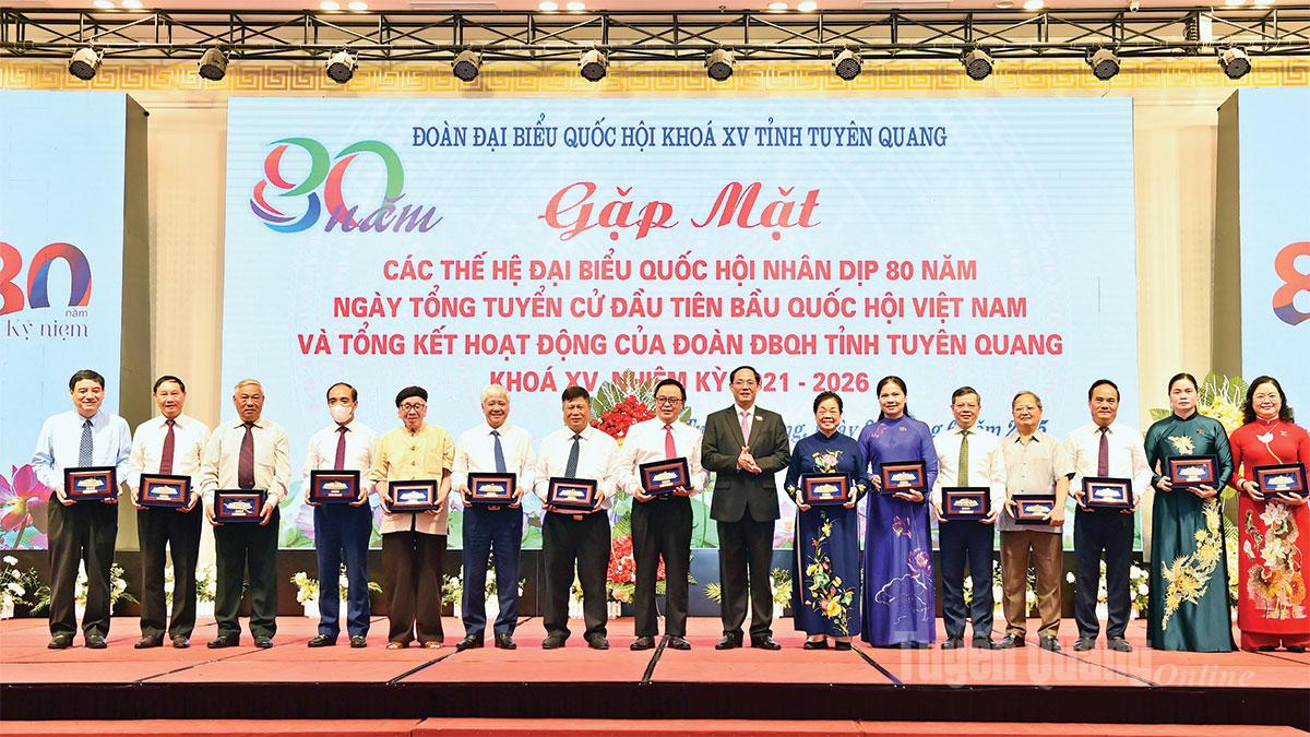 Phó Chủ tịch Quốc hội Trần Quang Phương tặng quà đại biểu Quốc hội tỉnh Tuyên Quang các thời kỳ (tháng 6/2025).