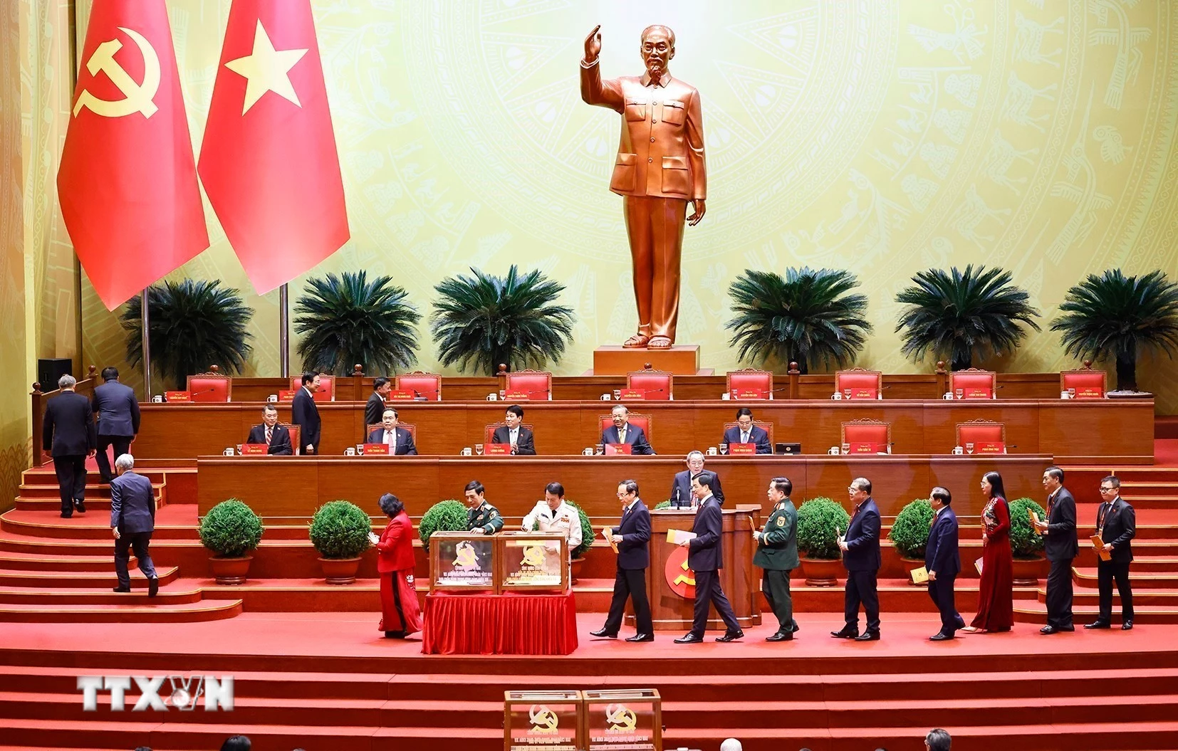 Các đồng chí lãnh đạo Đảng, Nhà nước bỏ phiếu bầu Ban Chấp hành Trung ương Đảng khóa XIV. (Ảnh: TTXVN)