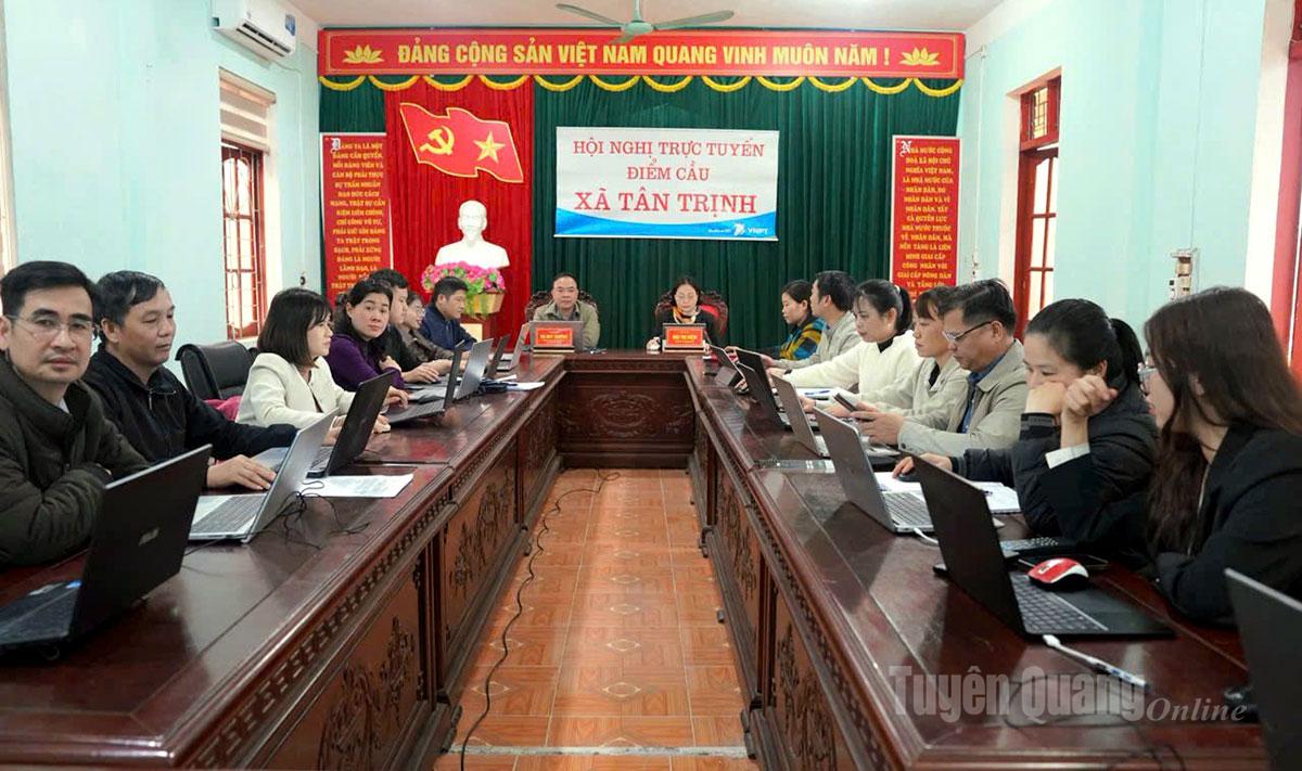 Các đại biểu dự tại điểm cầu xã Tân Trịnh.