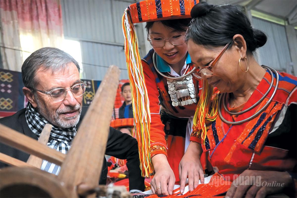 Foreign visitors learn about the traditional weaving craft of the Pa Then people.