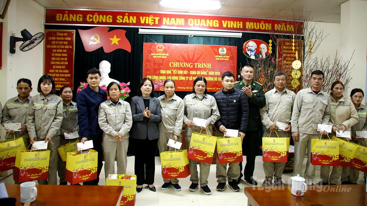 Đoàn ĐBQH khóa XV tỉnh Tuyên Quang tặng quà Tết cho người lao động tại Công ty Cổ phần Môi trường đô thị Hà Giang.