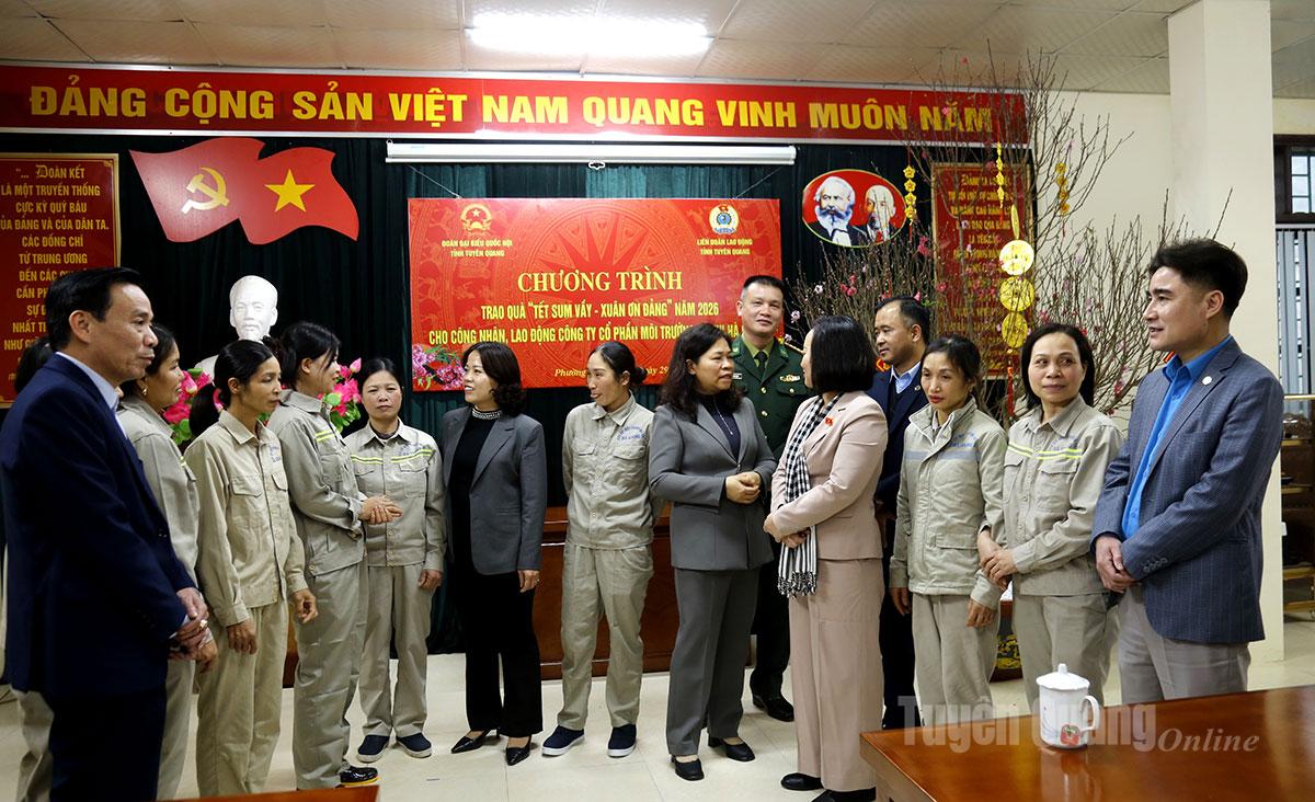 Đoàn ĐBQH khóa XV tỉnh Tuyên Quang trò chuyện, thăm hỏi, động viên công nhân Công ty Cổ phần Môi trường đô thị Hà Giang.