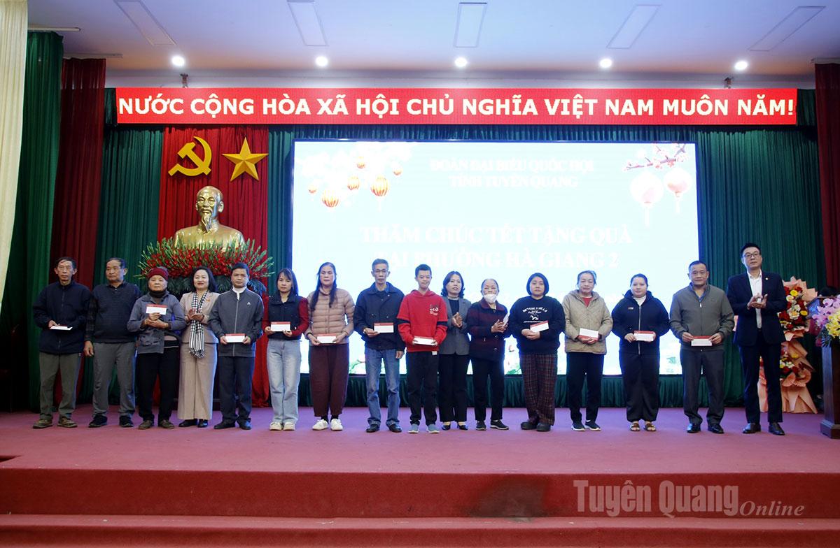 Đoàn ĐBQH khóa XV tỉnh Tuyên Quang tặng quà Tết cho hộ nghèo, gia đình chính sách phường Hà Giang 2.
