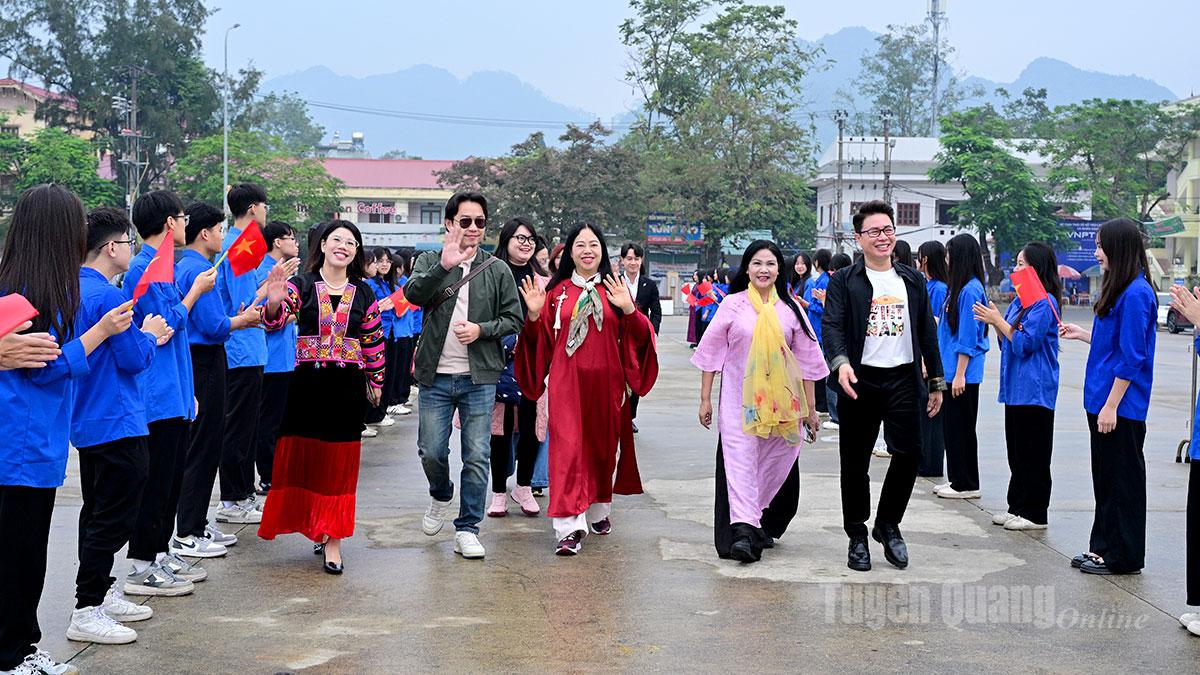 Ban tổ chức đón những vị khách đầu tiên.