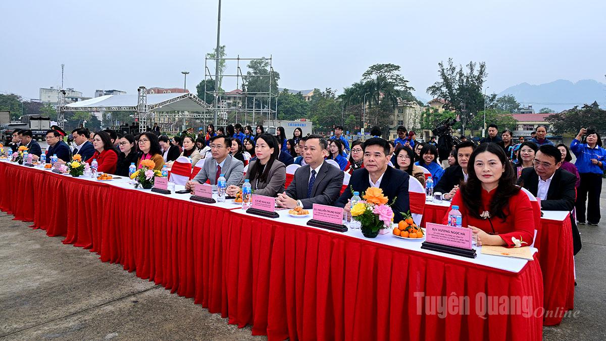 Các đại biểu dự buổi lễ.