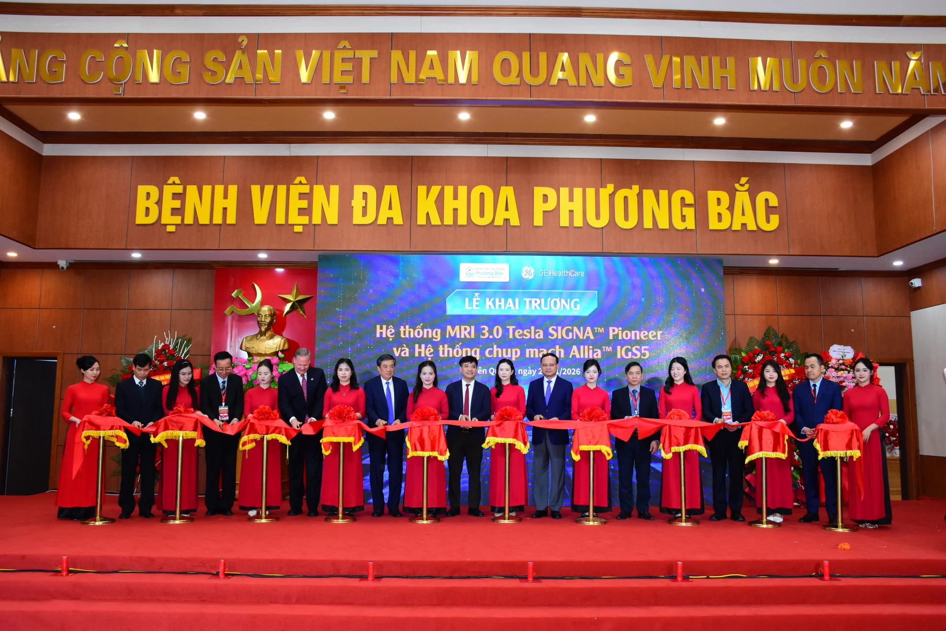 Các đại biểu cắt băng khai trương hệ thống.