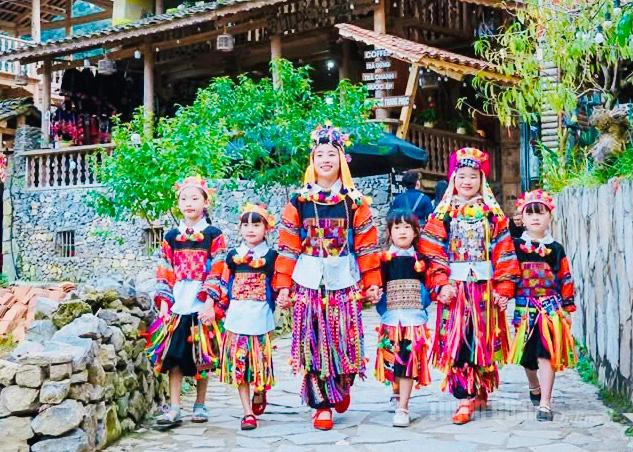 Preserving cultural identity helps the Lo Lo ethnic people in Lo Lo Chai Village, Lung Cu Commune develop community-based tourism.