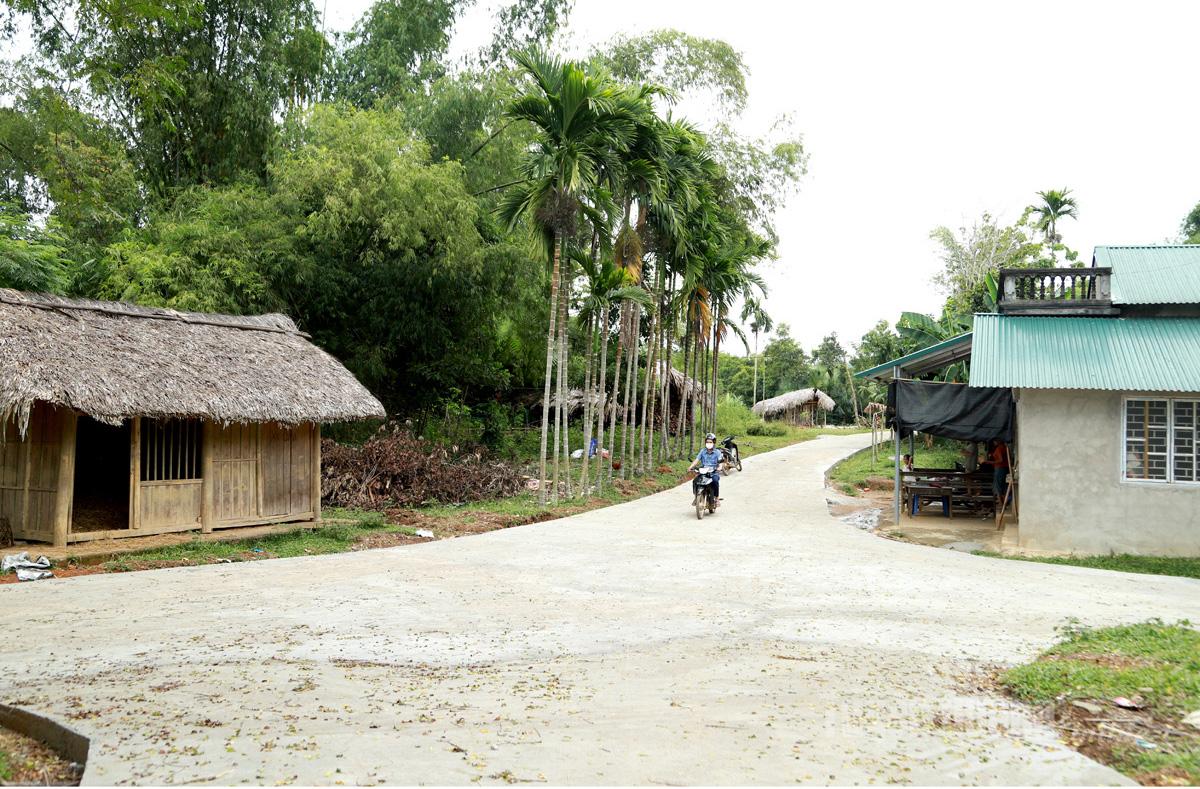 Tuyến đường bê tông liên thôn của xã Bằng Hành được xây dựng khang trang, sạch sẽ.