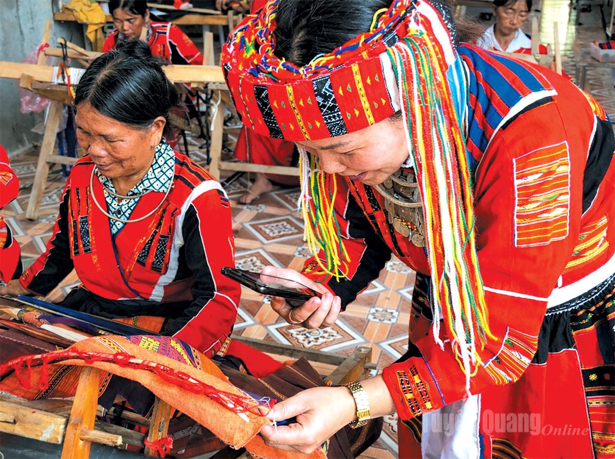 Pa Then women apply digital transformation, selling products through social media platforms.