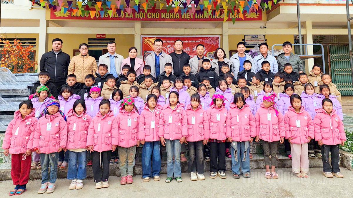 Đoàn tặng áo ấm và trao tặng quà cho các em học sinh.