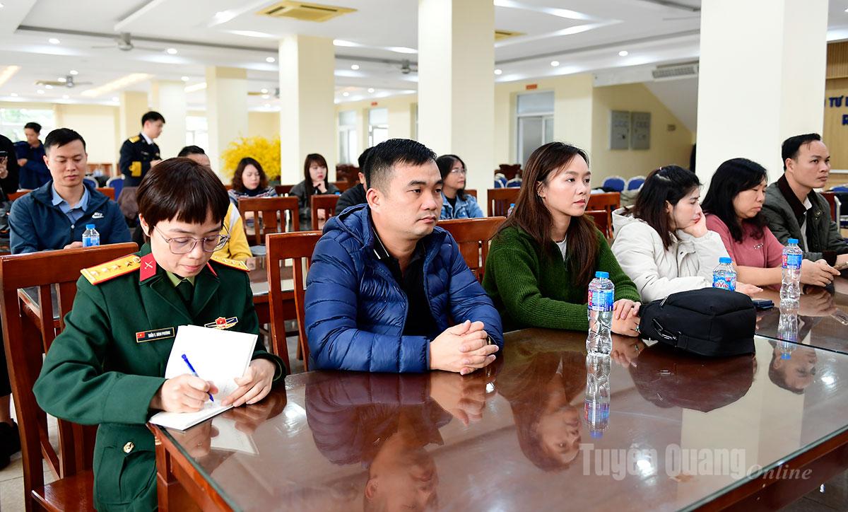 Đông đảo phóng viên, nhà báo tham gia buổi gặp mặt.