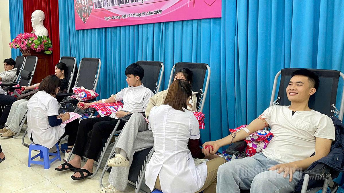 Các em sinh viên tham gia hiến máu tình nguyện.