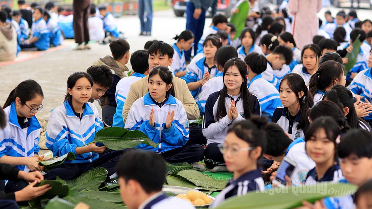 Học sinh Trường THCS Chu Văn An tham gia trải nghiệm gói bánh chưng.