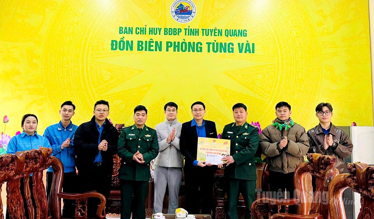 Đoàn thăm, tặng học bổng cho con nuôi Đồn Biên phòng Tùng Vài.