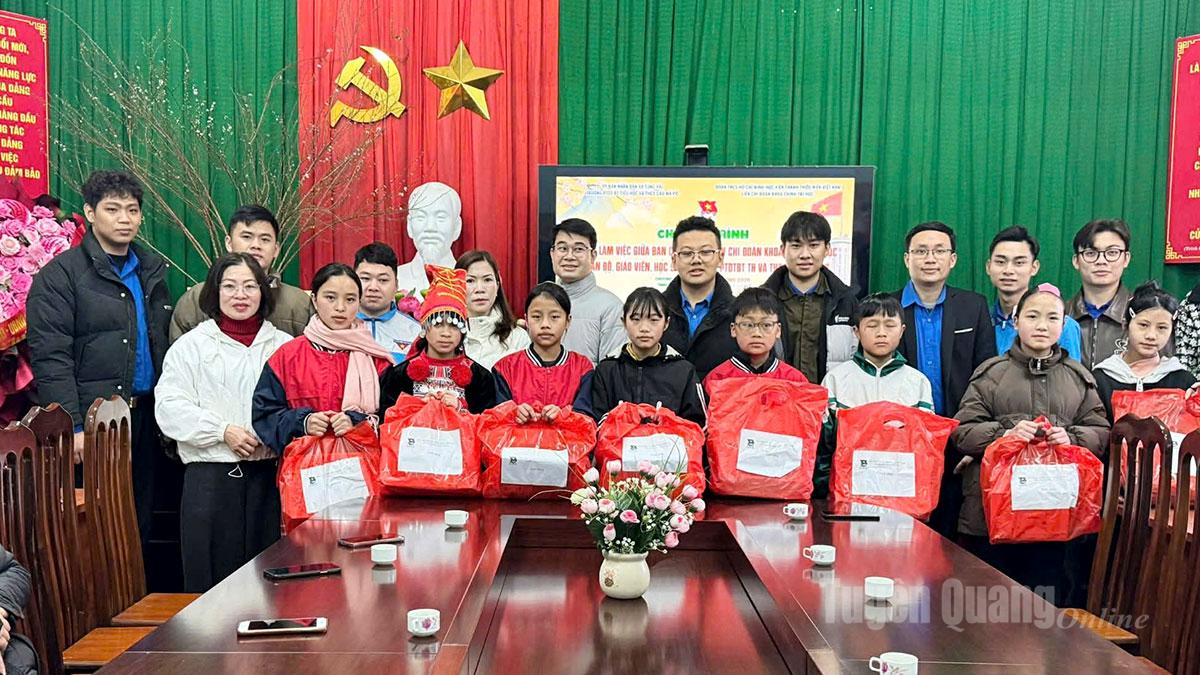 Đoàn tặng quà cho các em học sinh có hoàn cảnh khó khăn.