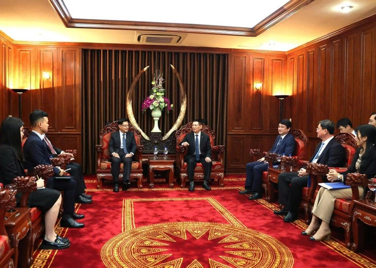 Deputy Prime Minister Ho Duc Phoc receives Heng Swee Keat, former Singaporean Deputy Prime Minister on January 28 in Ho Chi Minh City. (Photo: baochinhphu.vn)