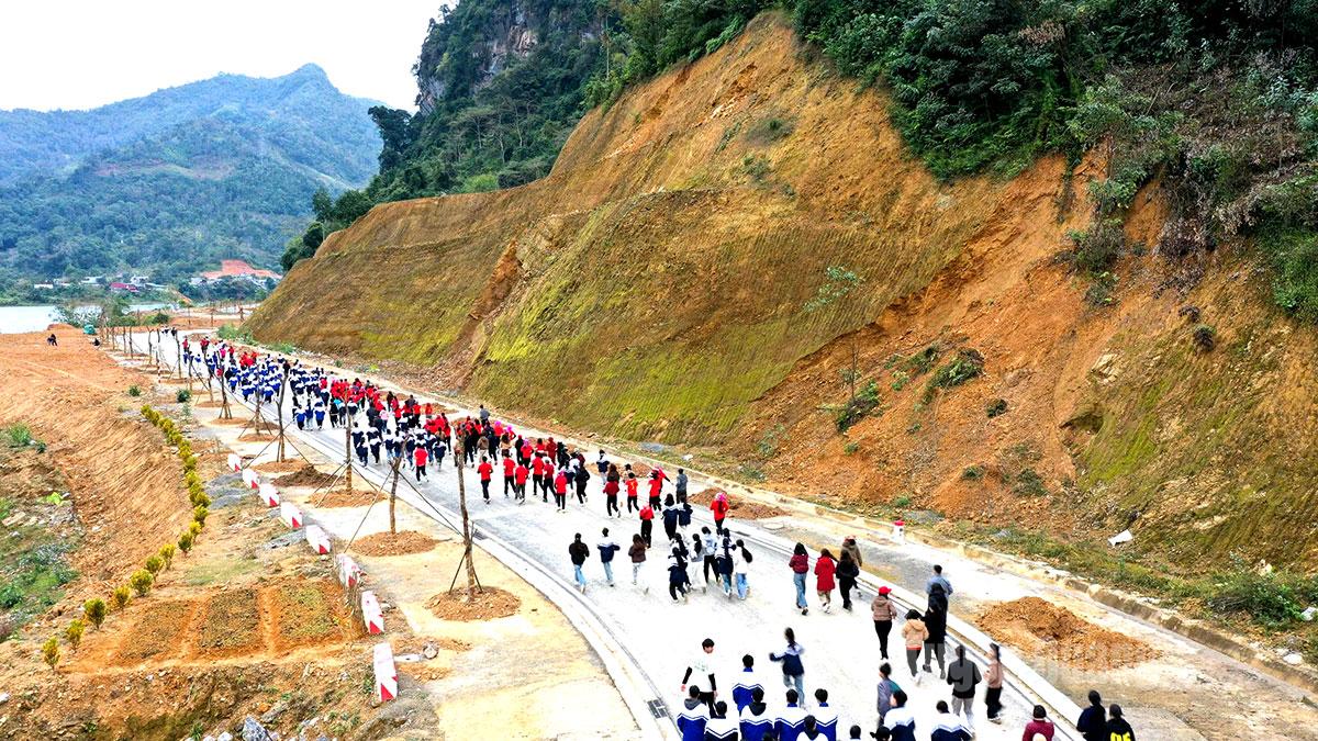 Giải phong trào “Bắc Mê – Bước chạy kết nối” thu hút hơn 1.000 vận động viên tham gia.