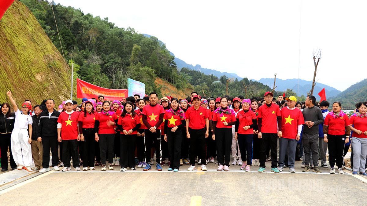 Các vận động viên xuất phát ở vạch đích.