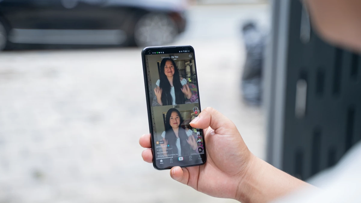 Màn hình độ sáng cao hiển thị nội dung rõ nét ngoài trời.