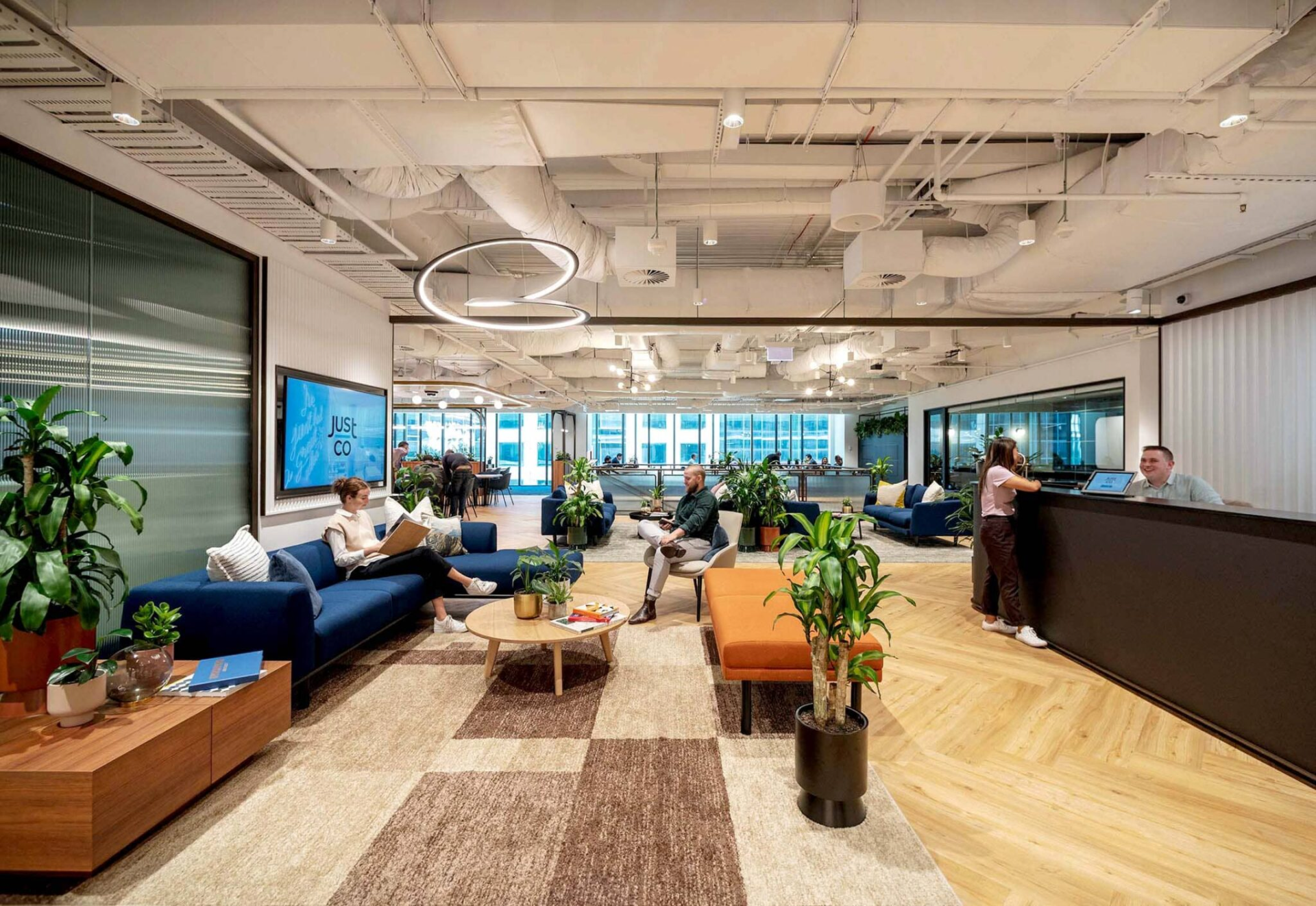 JustCo kiến tạo một không gian làm việc hiện đại, đẳng cấp theo tiêu chuẩn quốc tế.