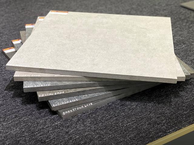 Nên chọn loại gạch lát sân vườn có khả năng chịu lực tốt