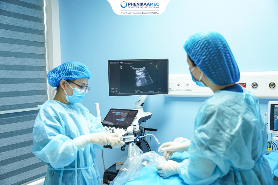 Bác sĩ Y học Bào thai thực hiện sinh thiết gai nhau chẩn đoán chính xác bất thường nhiễm sắc thể