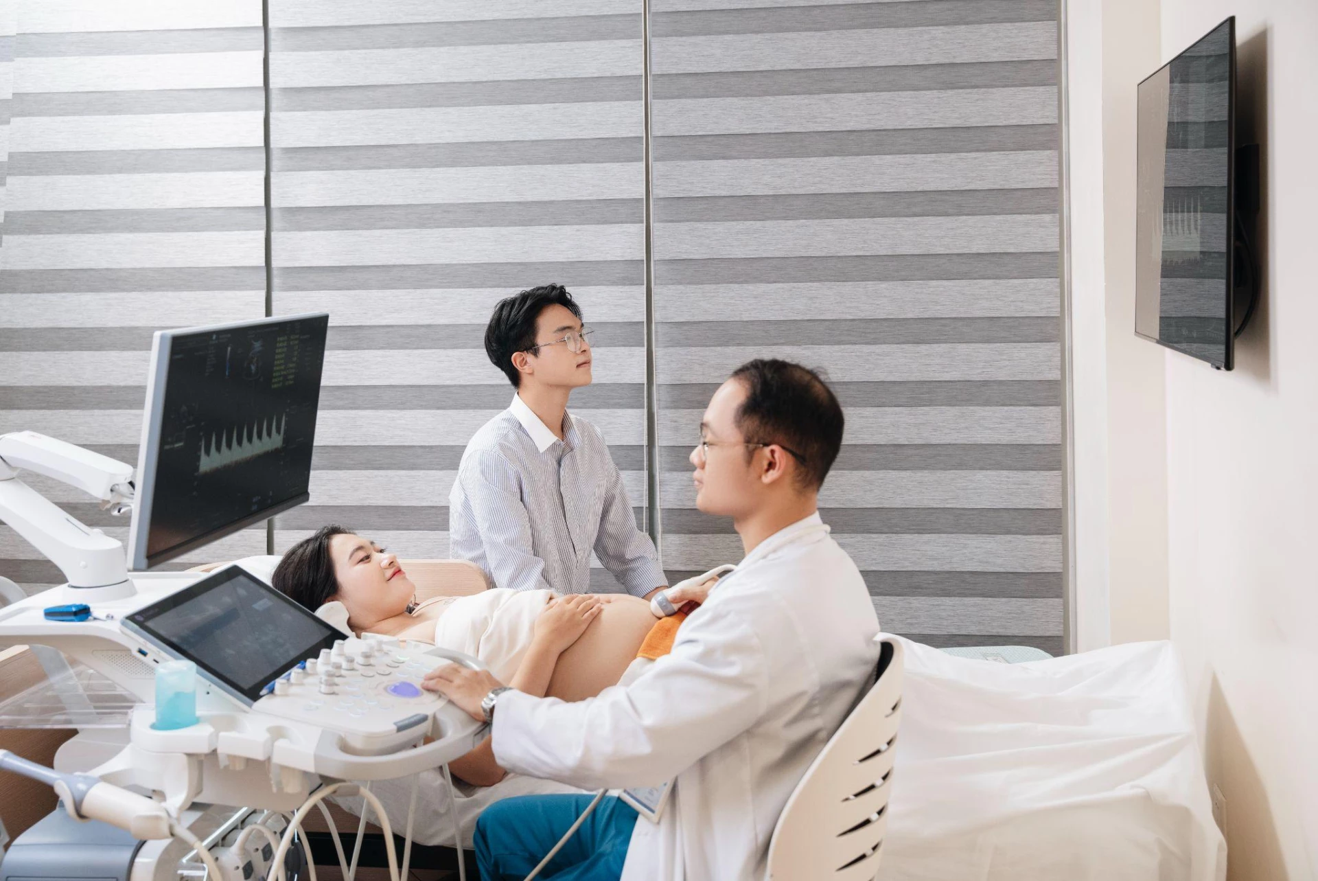 Sau khi chậm kinh 7 - 10 ngày, mẹ bầu nên đi thăm khám để được bác sĩ sản khoa tư vấn