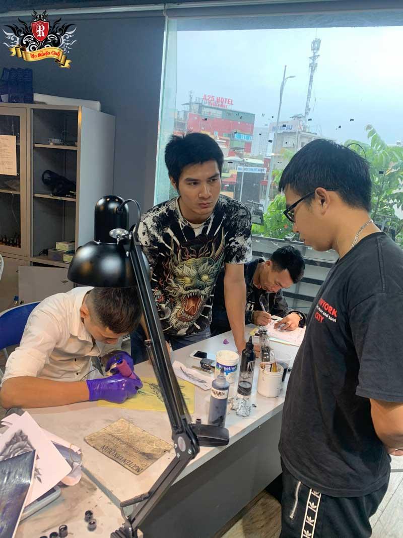 Học viên tại khóa học xăm của Rio Tattoo Studio
