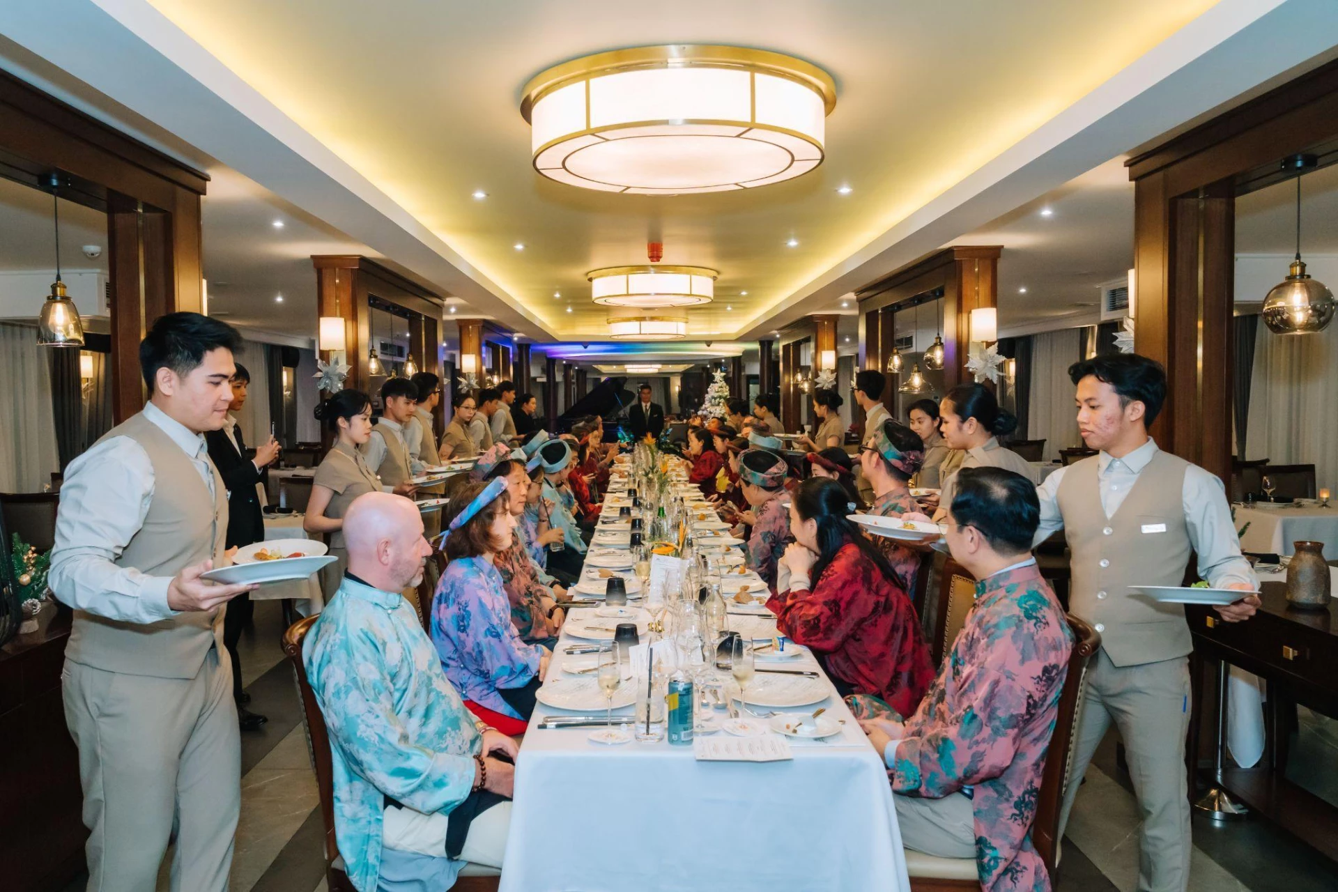 Nhiều trải nghiệm văn hóa trong bữa tối sang trọng tại du thuyền Paradise Legacy