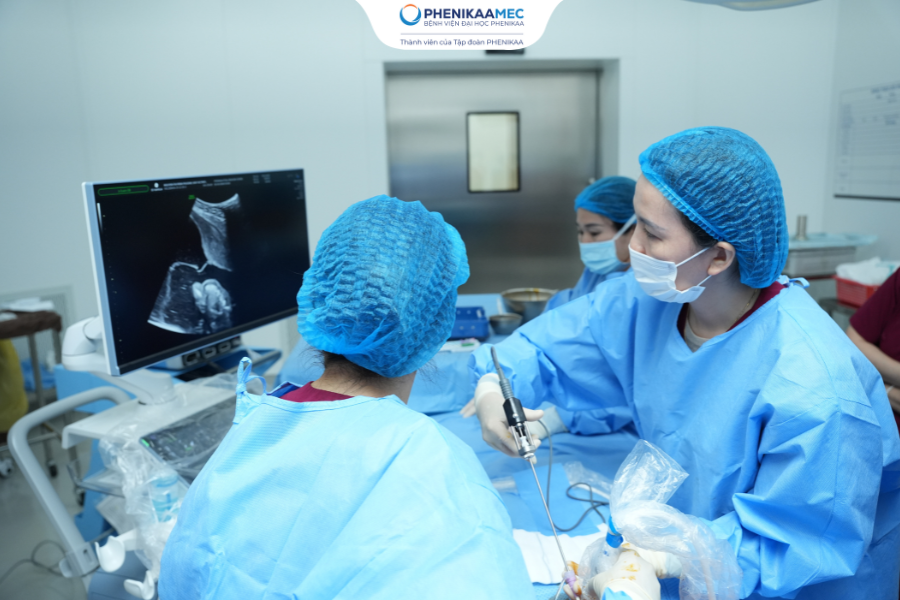 Ê kíp bác sĩ Y học Bào thai thực hiện nội soi buồng ối dây rốn bằng lưỡng cực