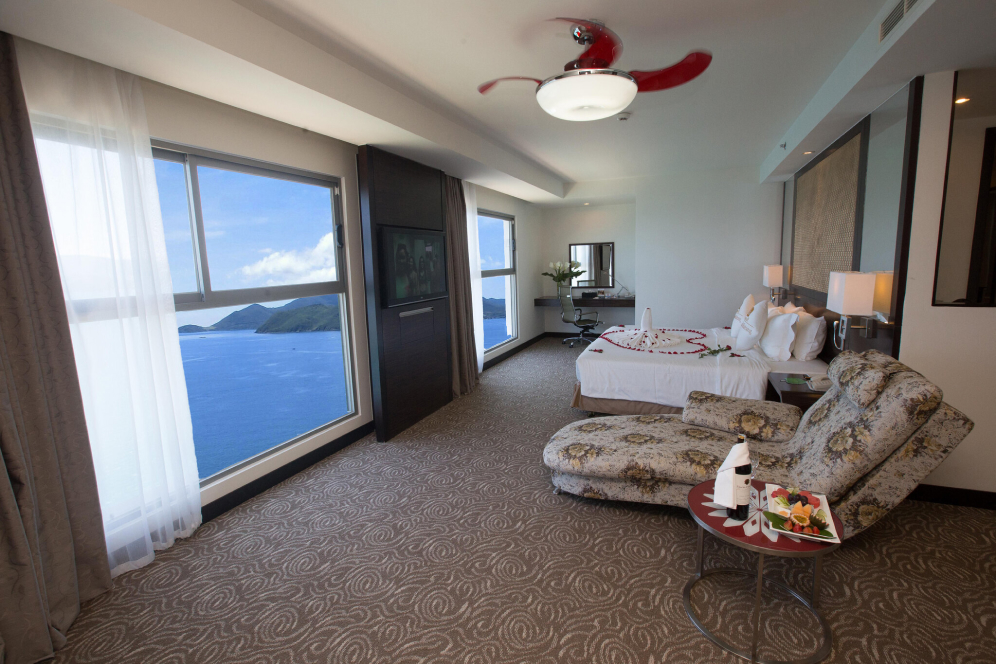 Khung cảnh nhìn từ cửa sổ kính lớn