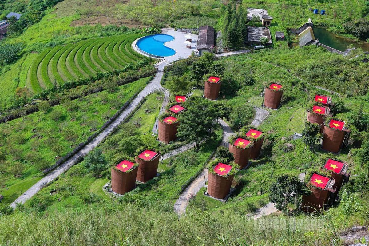 Bungalow units shaped like traditional ‘quay tau’ baskets at H’Mong Village Resort, blanketed in red flags with yellow stars, create a scene that is both awe-inspiring and deeply sacred.