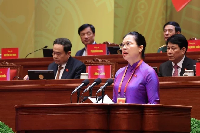 Ha Thi Nga, Standing Deputy Secretary of the Party Committee of the Viet Nam Fatherland Front (VFF) and central mass organisations, speaks at the 14th National Party Congress on January 21 morning. (Photo: VNA)