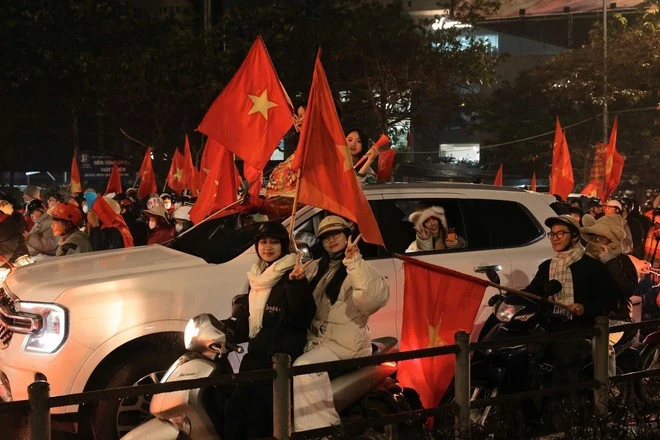 Thousands of fans flock to the streets in Ha Noi on early January 24 to celebrate the win of Viet Nams U23 team in the AFC U23 Asian Cup 2026. (Photo: VNA)