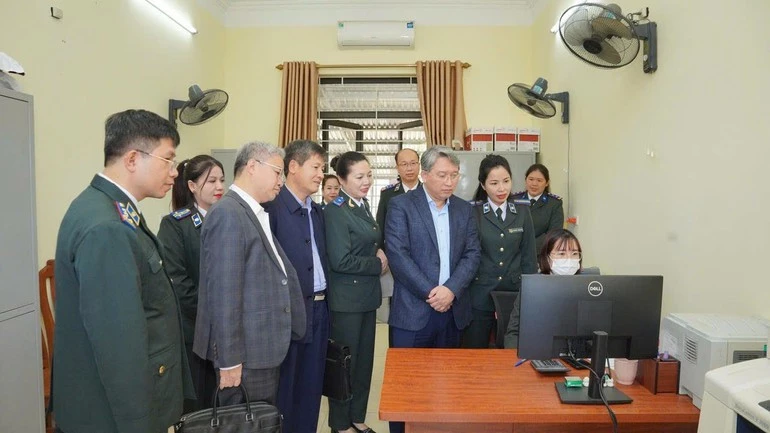 Minister of Justice Nguyen Hai Ninh inspects the application of information technology and digital transformation at the Lao Cai Provincial Civil Judgment Enforcement agency. (Photo: TL)
