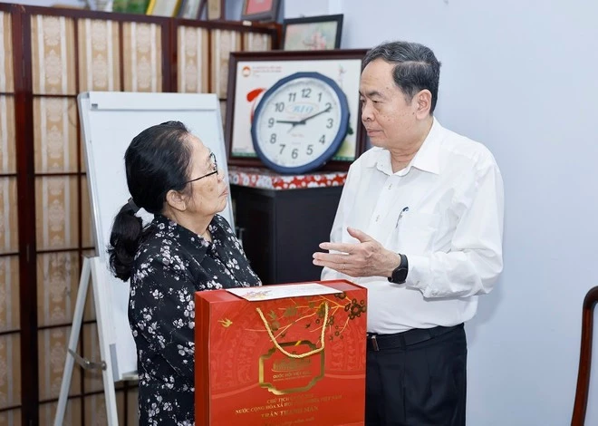 Chairman of the National Assembly Tran Thanh Man (R) visits and extends New Year greetings to the family of Truong My Hoa, former Vice President and former Vice Chairwoman of the National Assembly, in Ho Chi Minh City on January 25. (Photo: VNA)