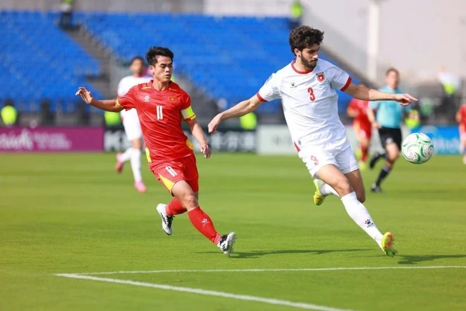 Khuat Van Khang closely follows a Jordan player. (Photo: AFC)
