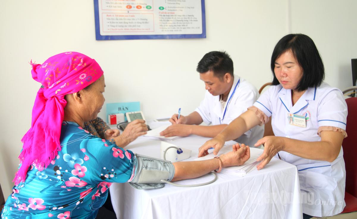 Các bác sĩ Trạm y tế xã Tùng Vài khám sức khỏe cho người dân.