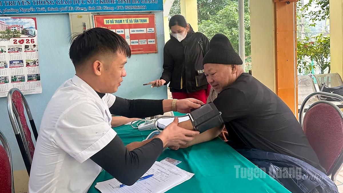 Các y, bác sỹ tiến hành khám cho người dân xã Tân Trịnh.