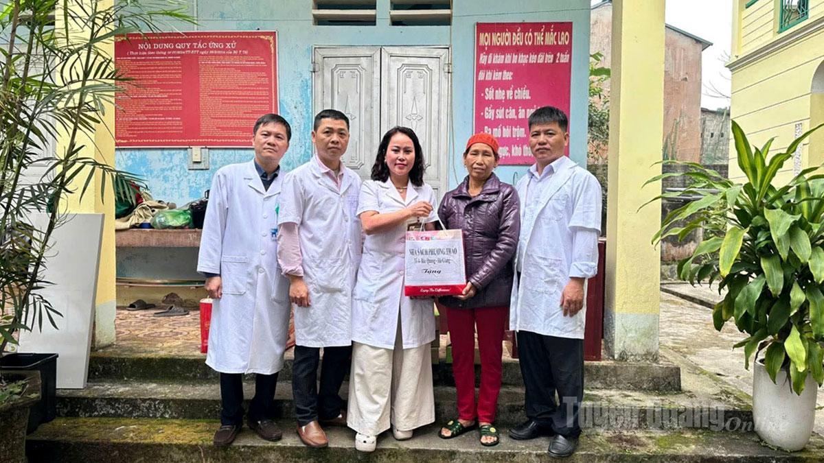 Trao túi thuốc gia đình cho gia đình có người khuyết tật và người có công với cách mạng.