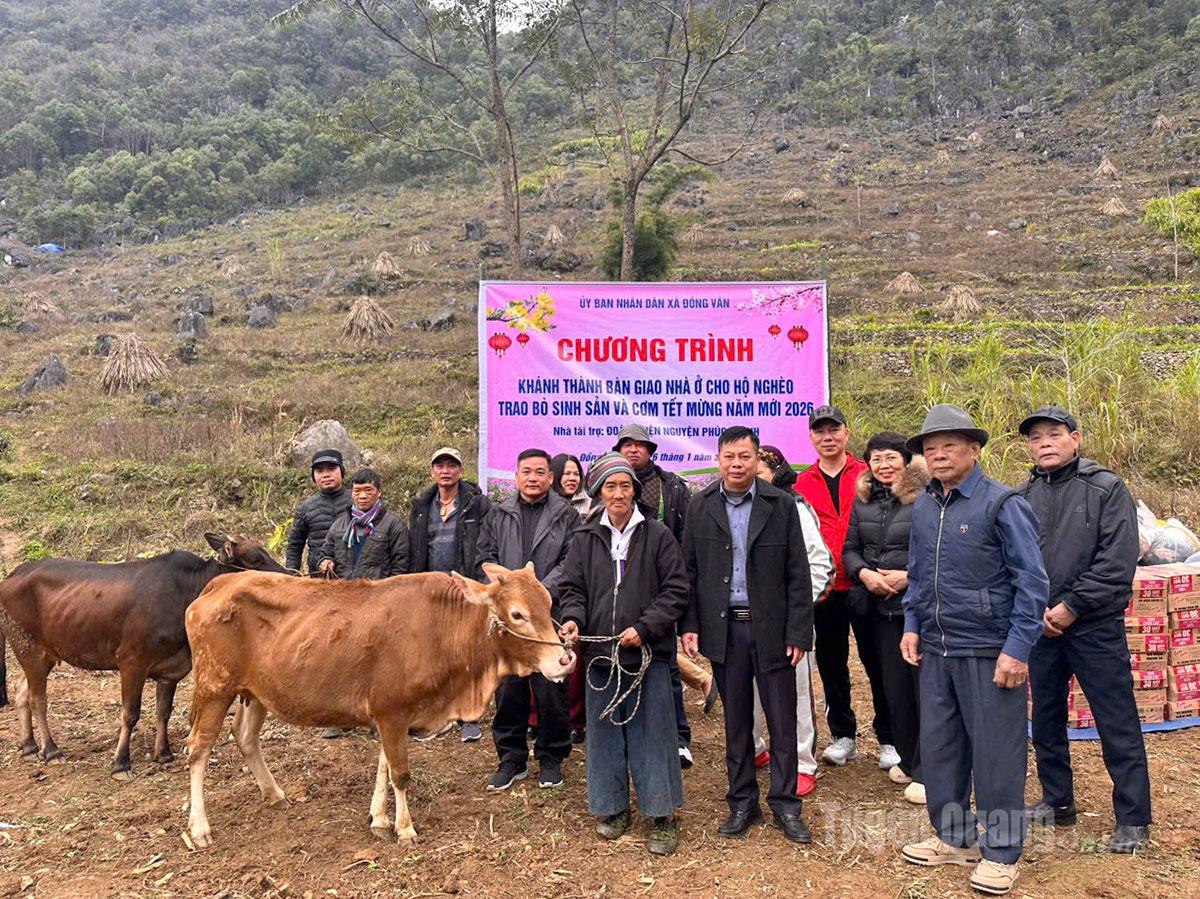 Đoàn thiện nguyện và lãnh đạo xã Đồng Văn trao nhà ở và tặng bò cho 2 hộ nghèo thôn Thình Lủng
