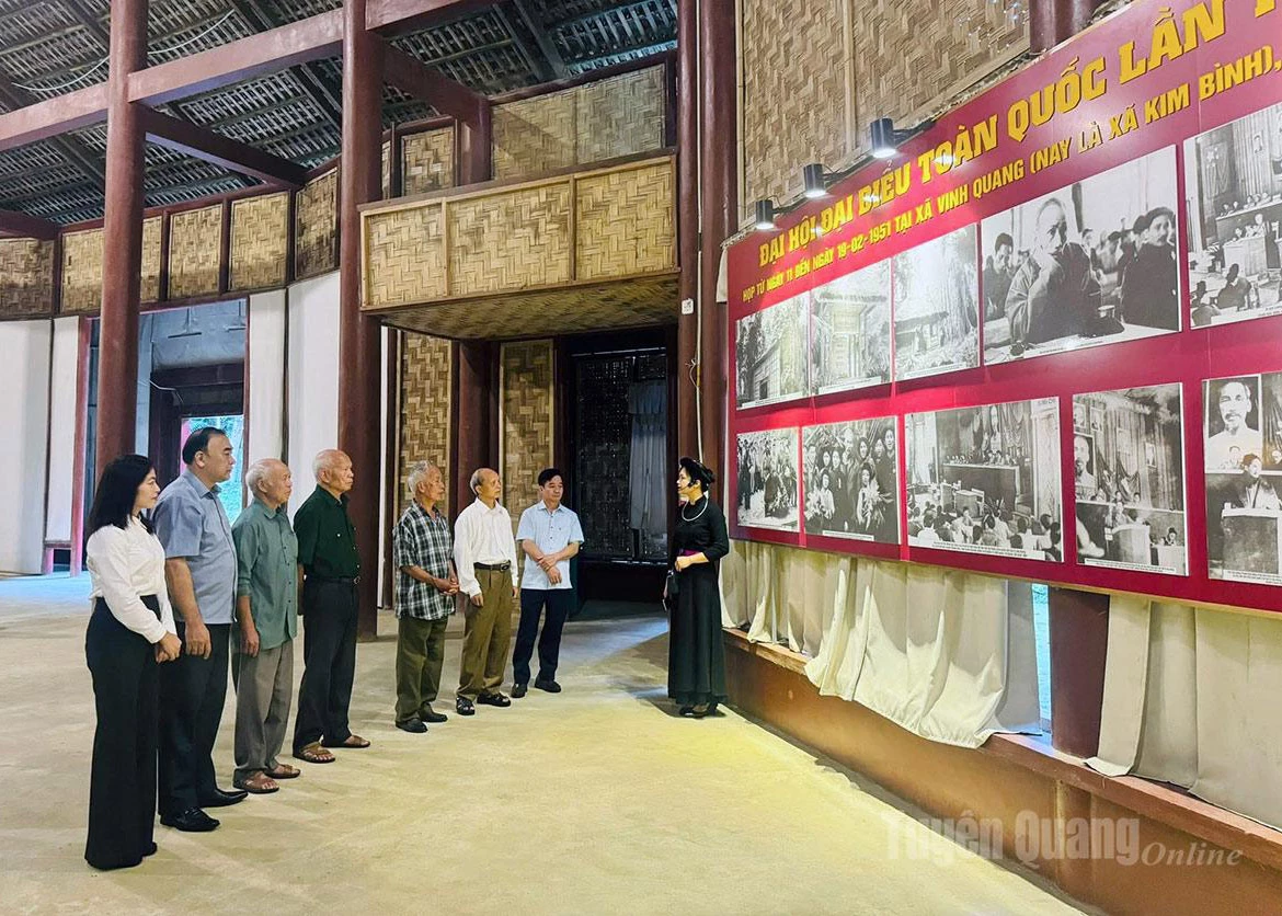 A delegation of former leaders of Tuyen Quang Province pays tribute and offers incense at the Kim Binh Special National Historical Site.